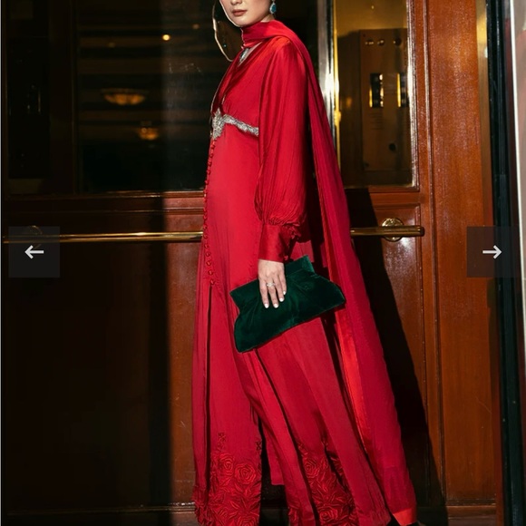 Elegant Red Evening Gown - Picture 5 of 10